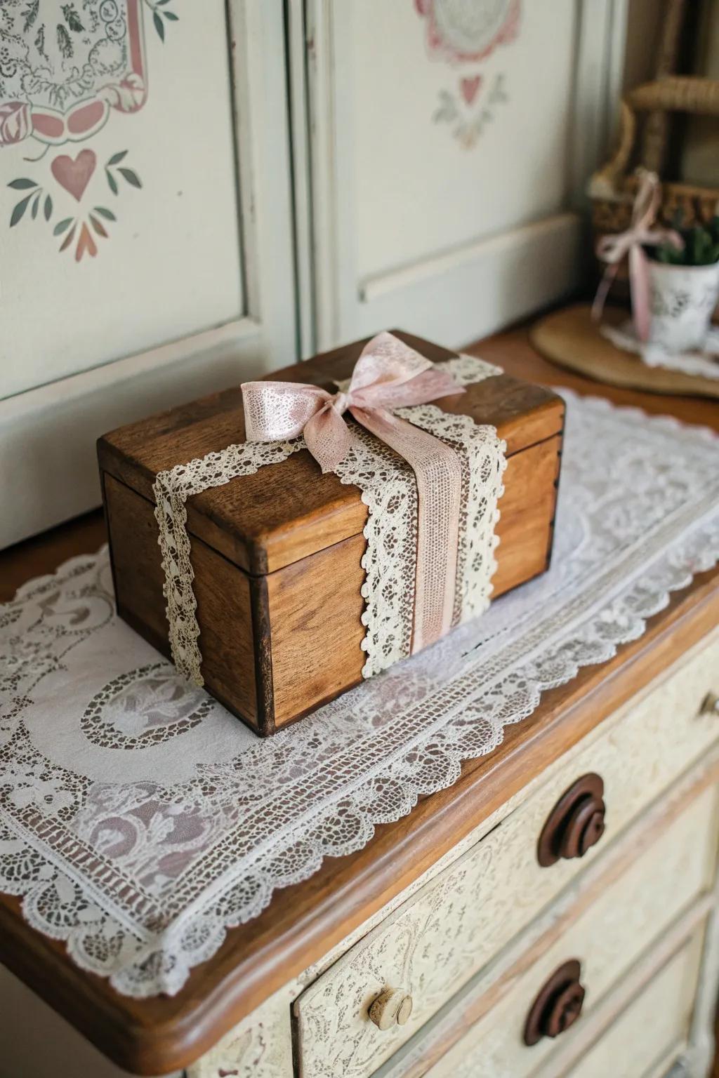 A captivating vintage chic box ornamented with lace, delivering a romantic decorative impact.