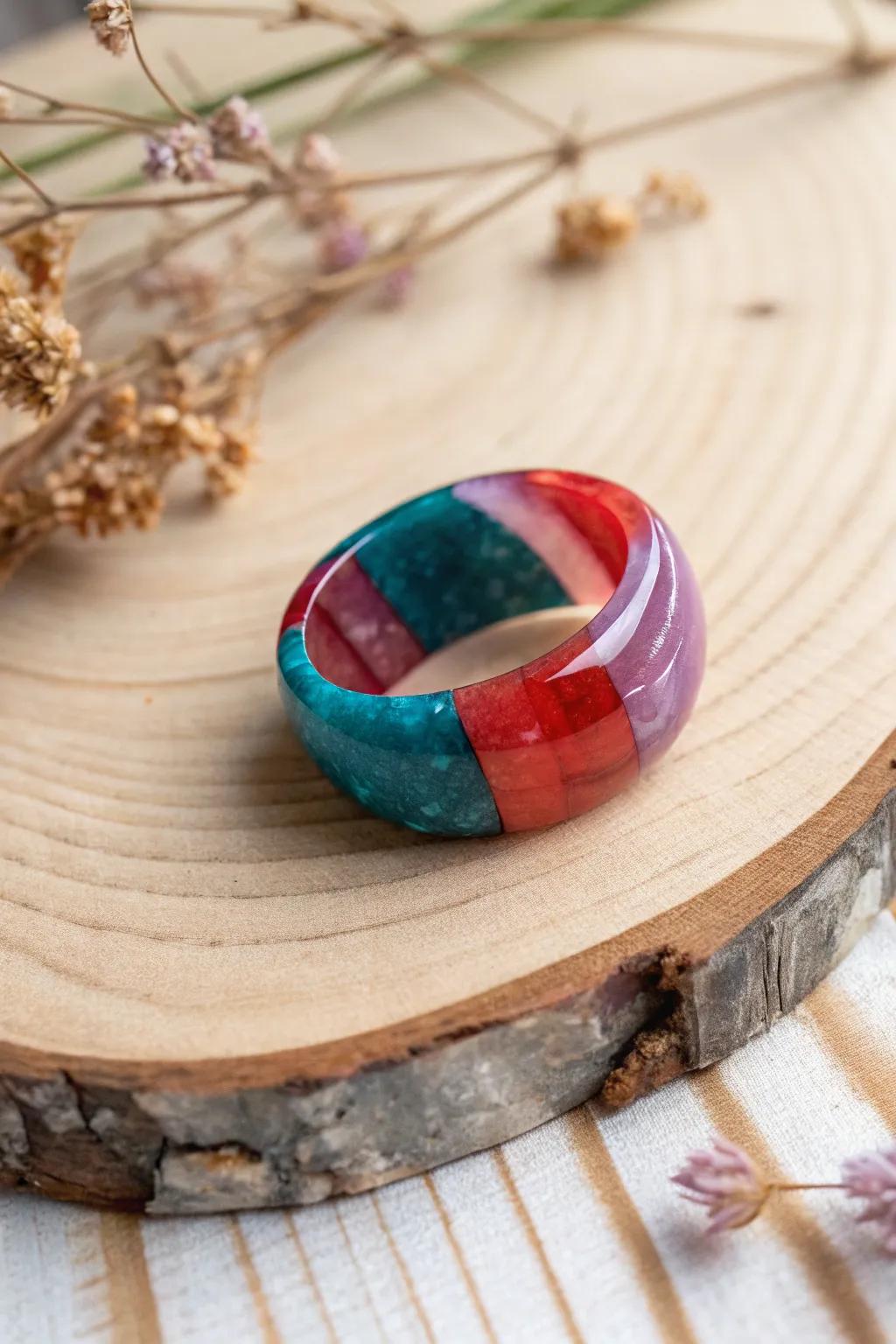 Striking and exquisite: Discover the skill of color division with this impressive resin ring.