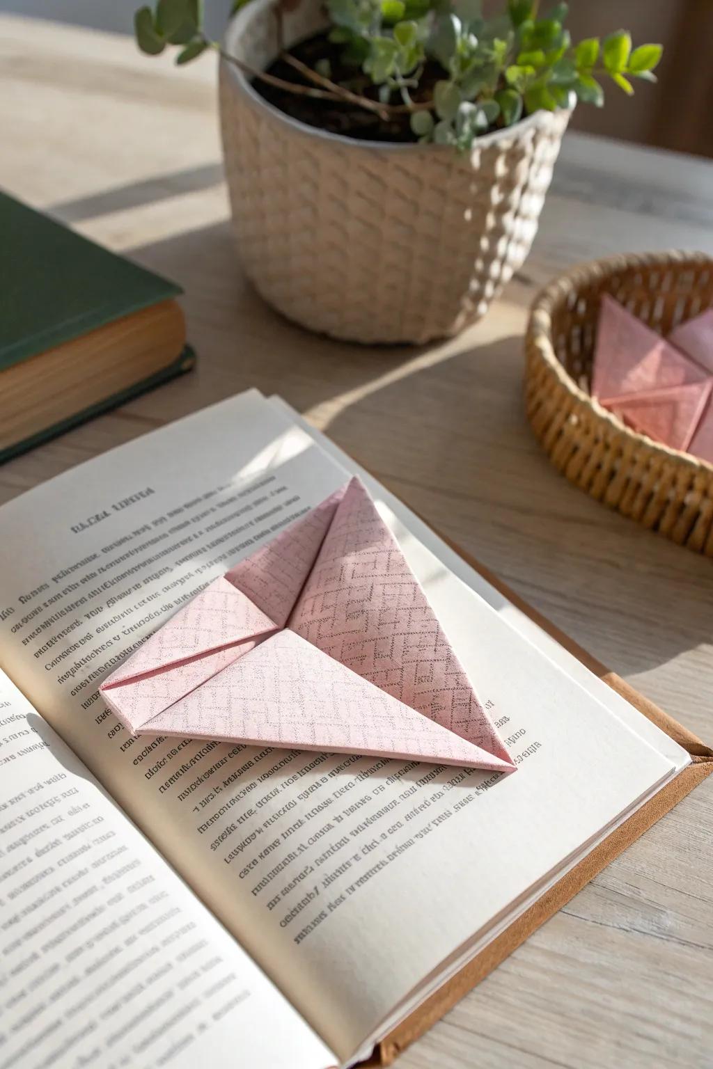 Elevate your reading experience with these delightful paper-folding corner bookmarks, where effortlessness converges with bohemian flair.