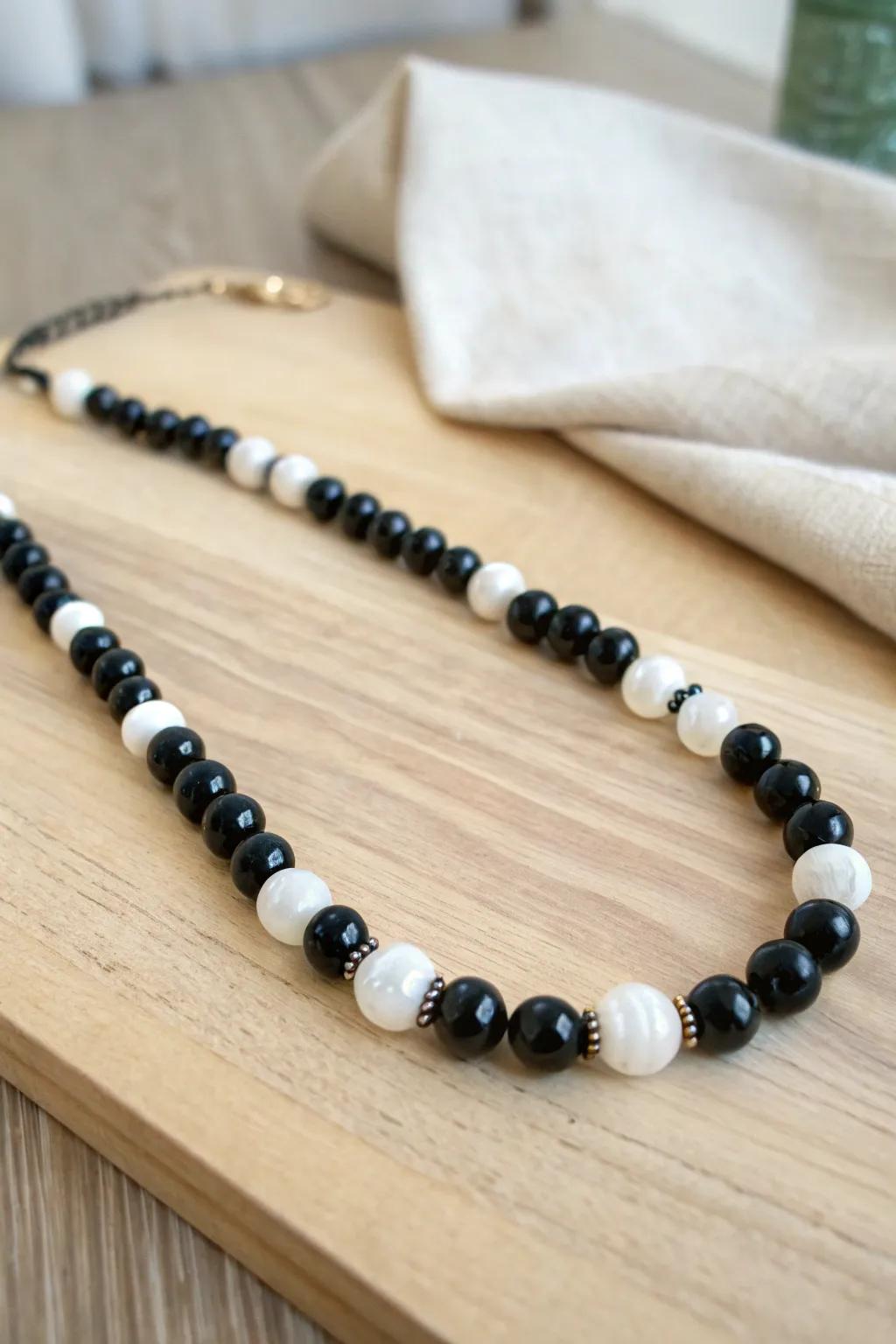 Embrace ageless beauty featuring this black and white glass beaded necklace, ideally suited to all occasions.