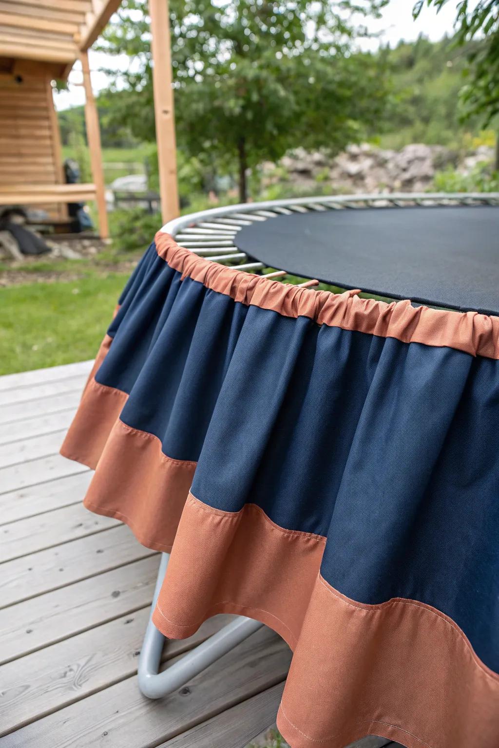 Elevate your outdoor spaces with a trampoline surround that blends durability with Scandinavian elegance. 🌿✨ #TrampolineSkirt #ScandiStyle #BohoChic