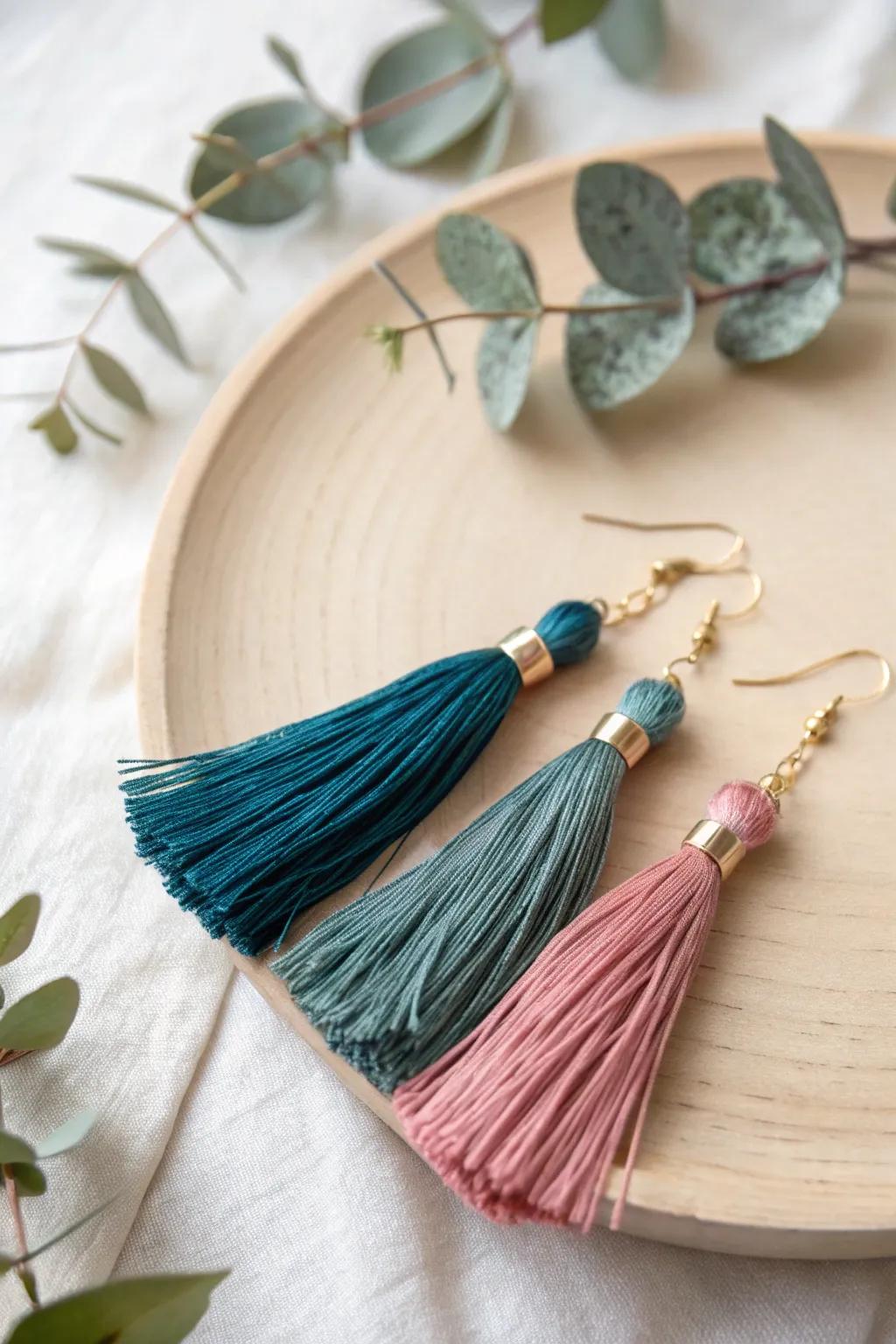 Refine your aesthetic through handcrafted fringed earrings that intermingle effortlessness and elegance. Apt for any attire!