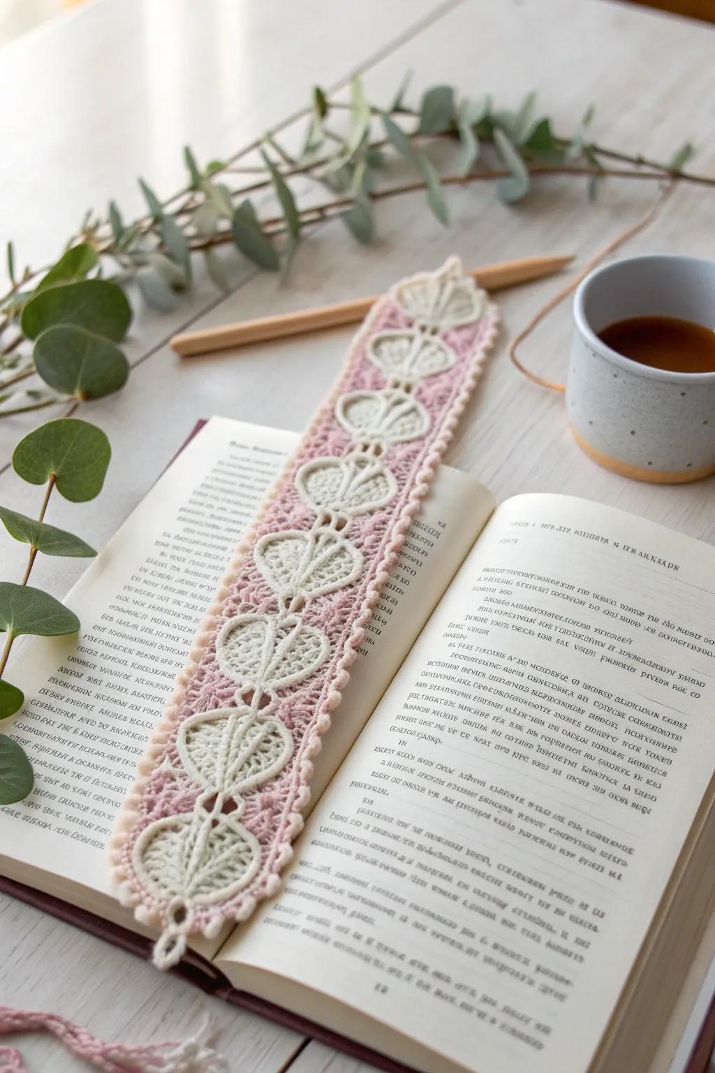 Magnify your reading indulgence with these exquisitely crafted weaving markers, a flawless amalgamation of simplicity and artistry.