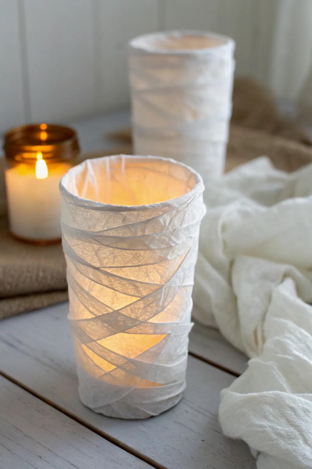 Illuminate your Halloween with charming paper cup mummies – a perfect blend of Scandinavian simplicity and boho flair.