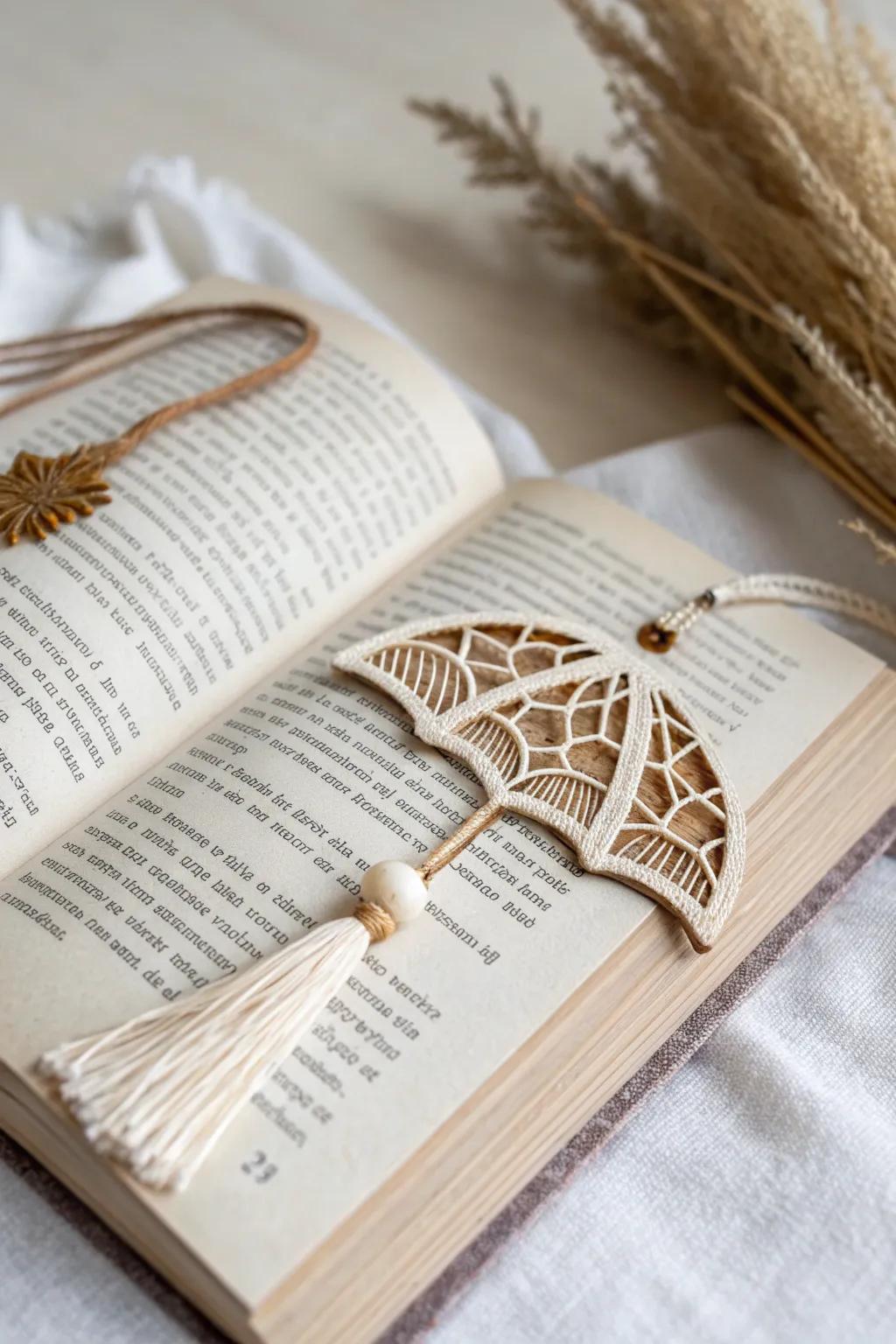 Never lose your place with this charming umbrella bookmark, a perfect blend of minimalist design and boho elegance.