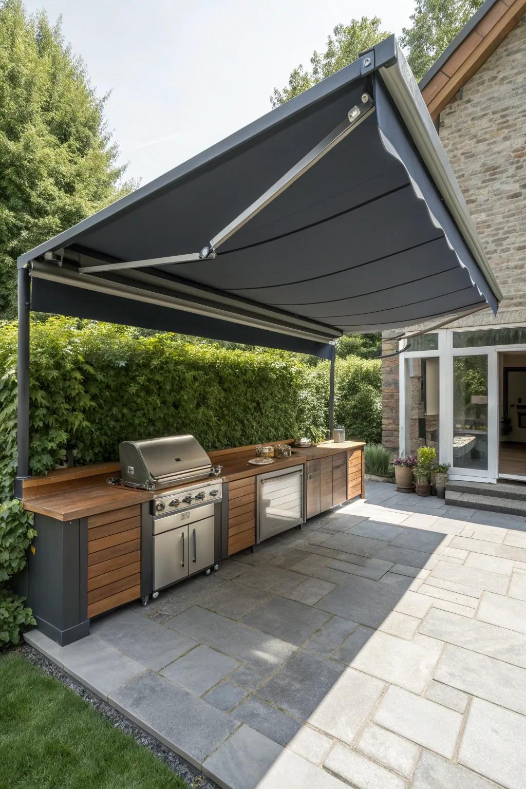 With a chic patio cover that strikes the ideal balance between comfort and craftsmanship, you can enhance your BBQ area.