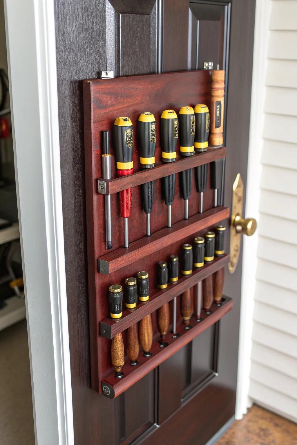 Maximize your area with this expertly crafted over-the-door screwdriver holster, designed for the modern craftsman.