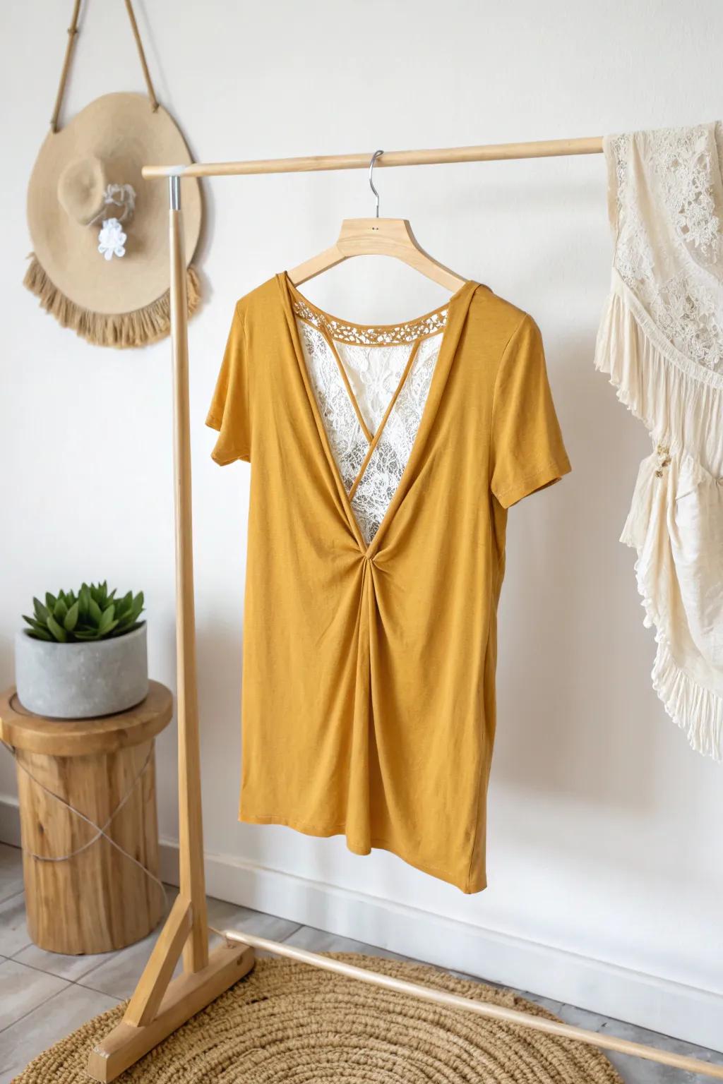 Transform your T-shirt into a chic summer statement with an exposed back design!