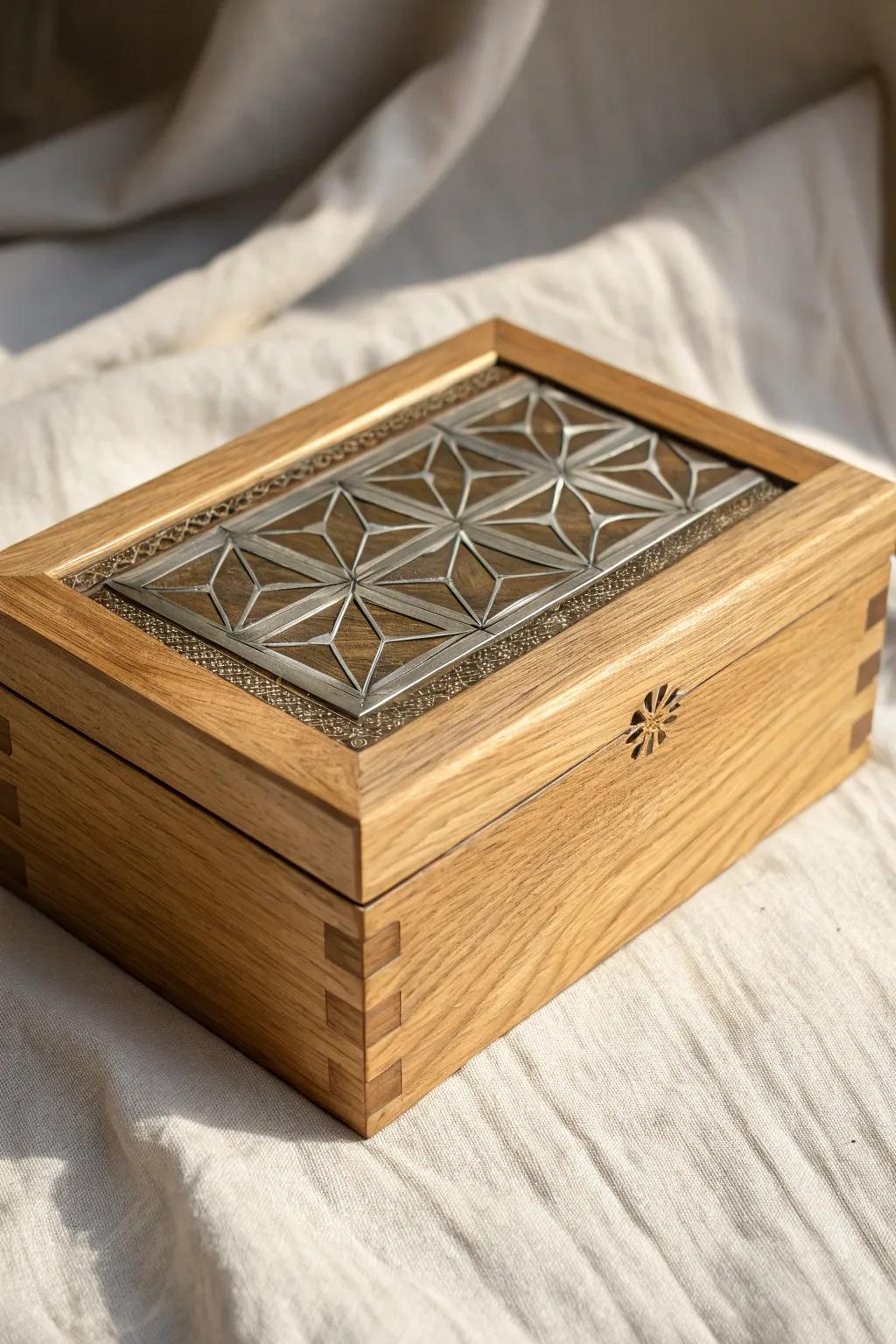 Elevate your area with this exquisite wooden box, wherein wood blends flawlessly with polished metal for an awe-inspiring juxtaposition.