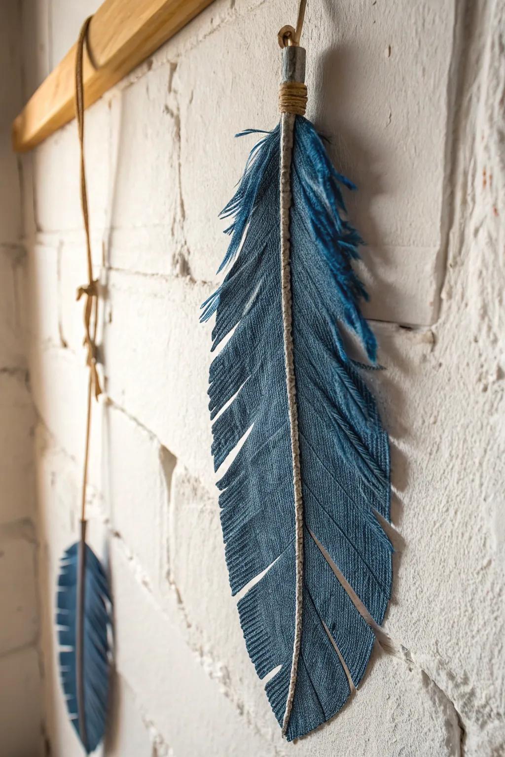 Revamp your setting with the artistry of recycled woven plumes—a seamless fusion of environmentally friendly ingenuity and boho sophistication.