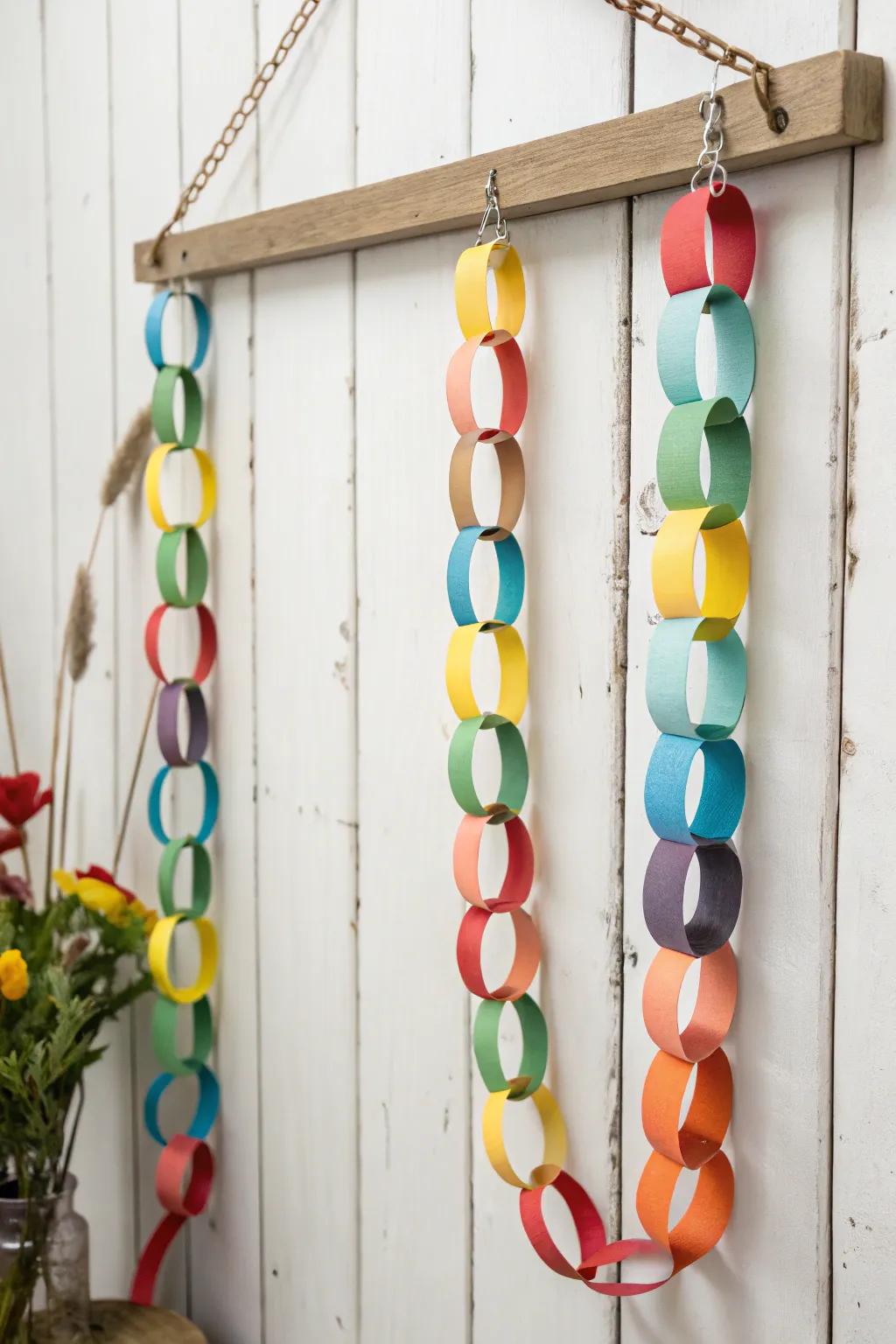 Anticipate winter recess with a vibrant paper chain calendar—straightforward, beautiful, and delightful!