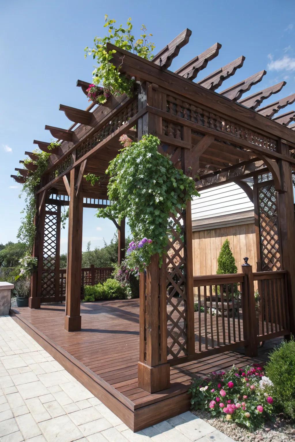 Enhance your deck with an artisanal arbor that unites vogue and protection from the sun, ideal for the discerning artisan.