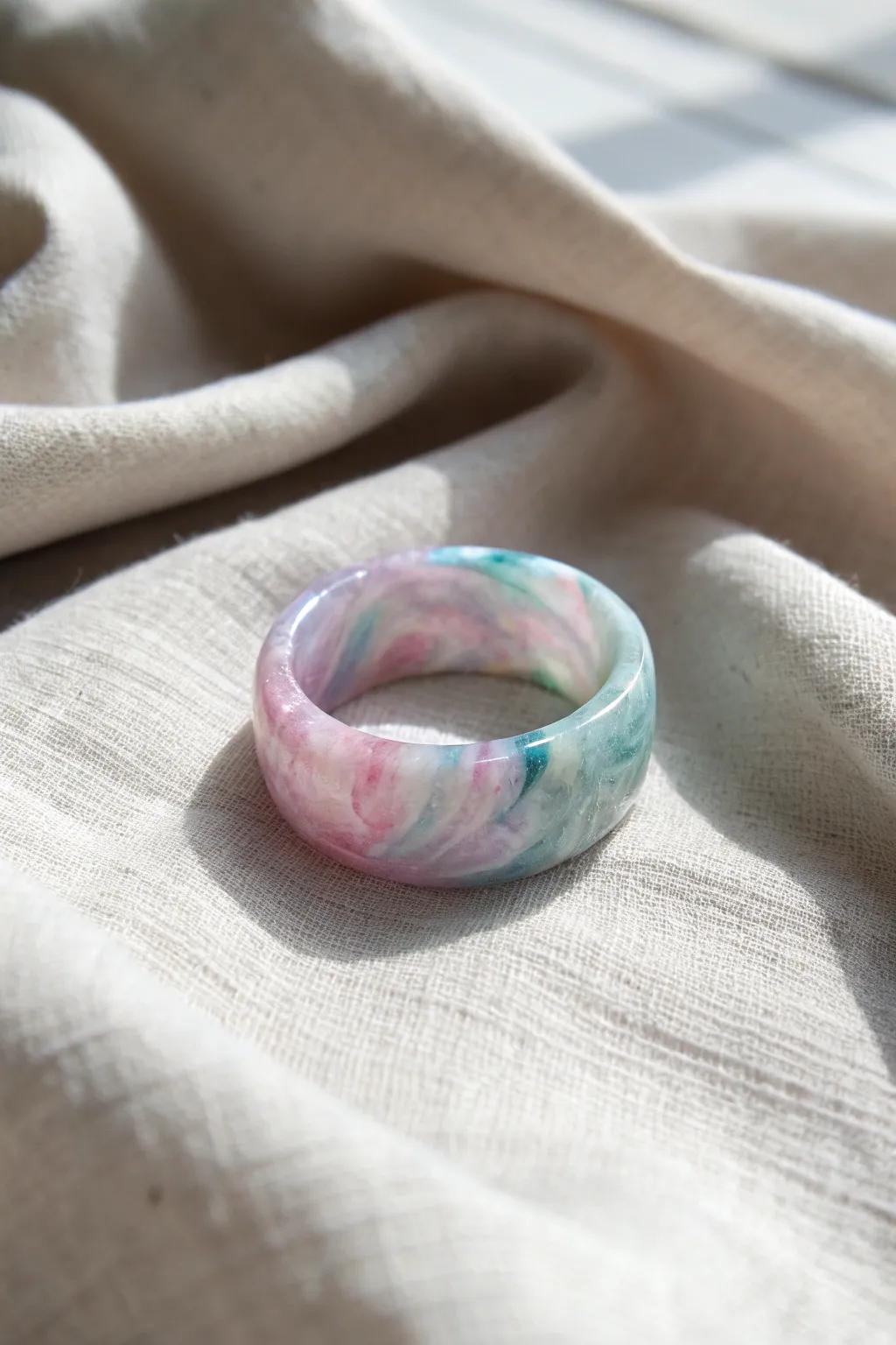 Embrace the refinement of subtle marble with this distinctive resin ring, a flawless fusion of simplicity and skill.