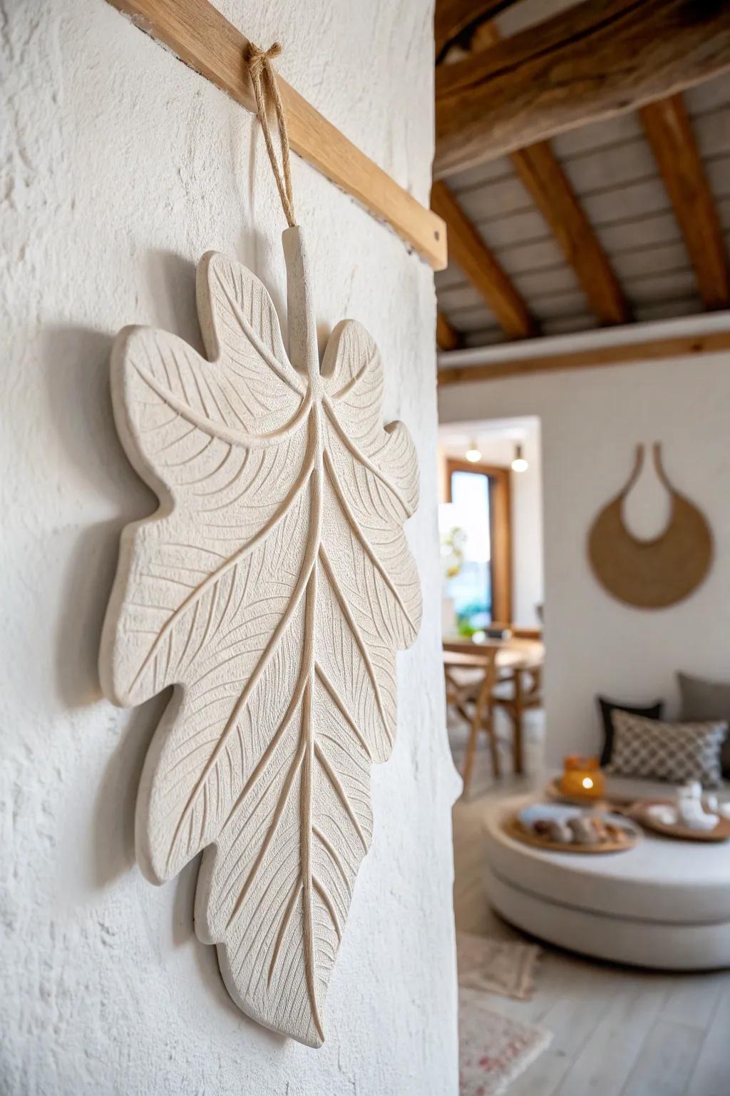 Convey the outdoors within through this refined vegetation-inspired clay foliage wall adornment. Suitable for those who treasure simplicity and craftsmanship.