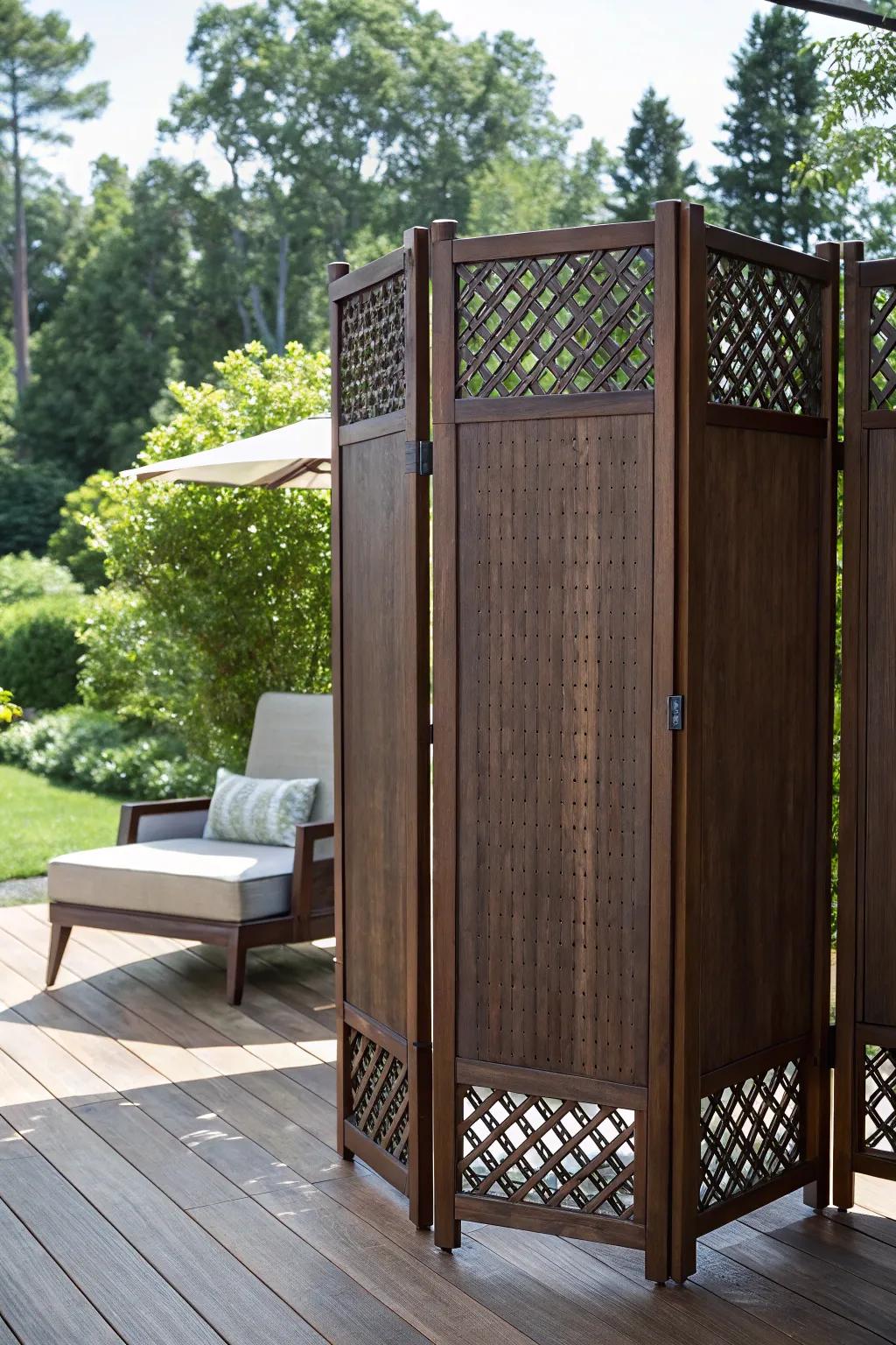 Reinvent your outdoor setting with elegant moveable screens, providing optimum flexibility and privacy.