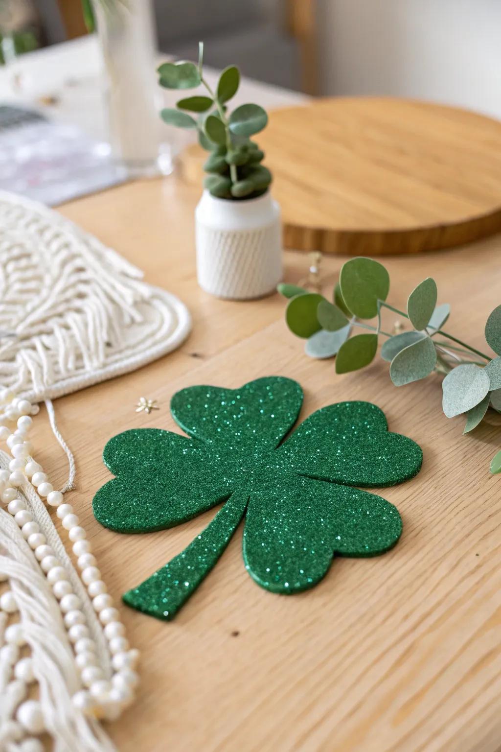 Insert a dash of glimmer toward St. Patrick’s Day through this charming sparkling trifoliate design!