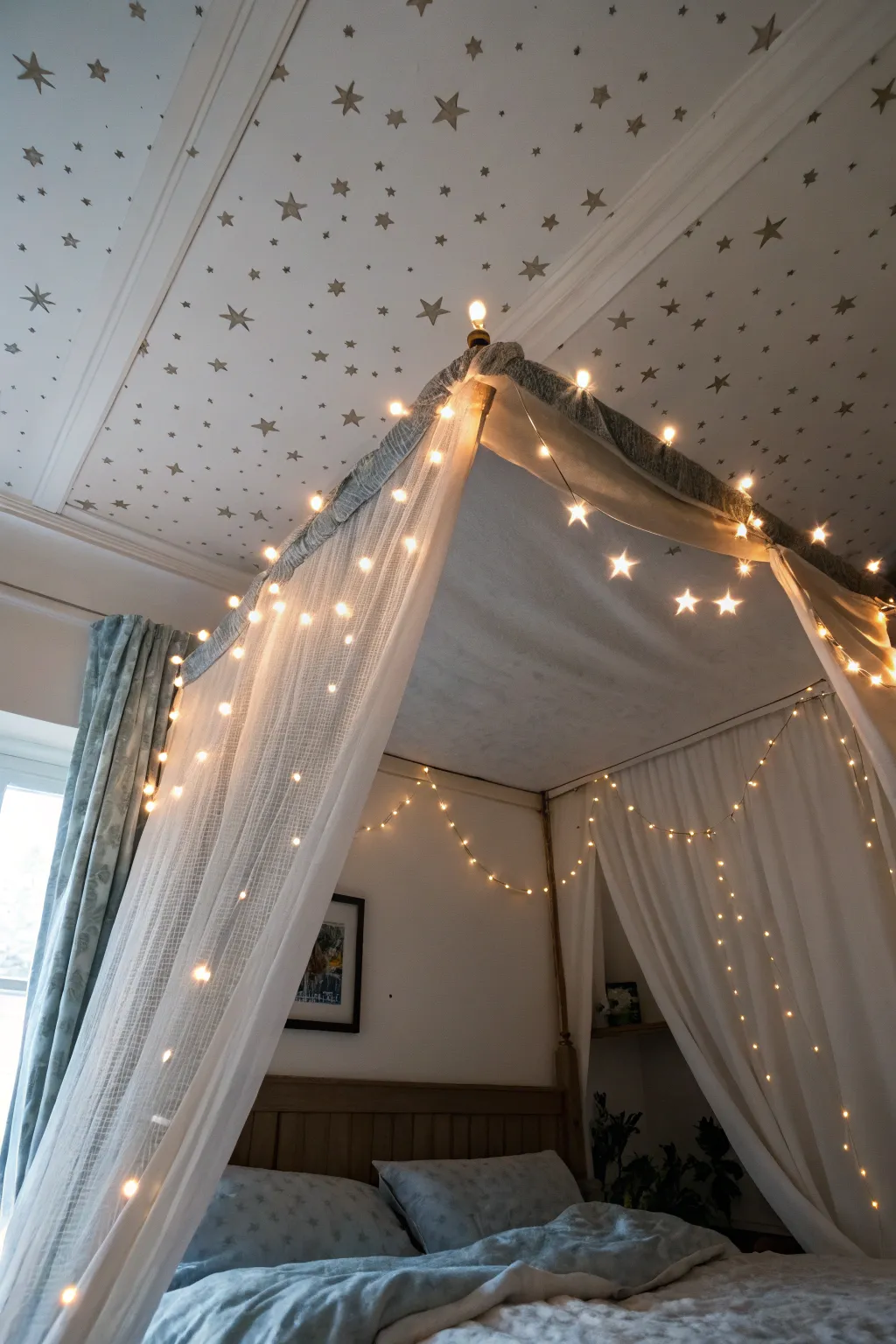 Dreamy Lighting Arrangements for Canopy Beds